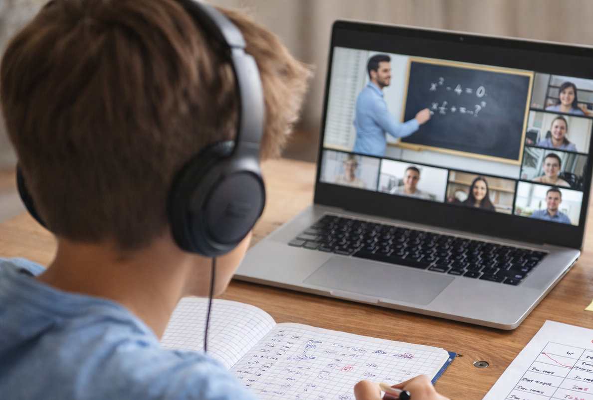 Формат онлайн-урока: видеосвязь, конспект и практика по заданиям ОГЭ в одном месте.