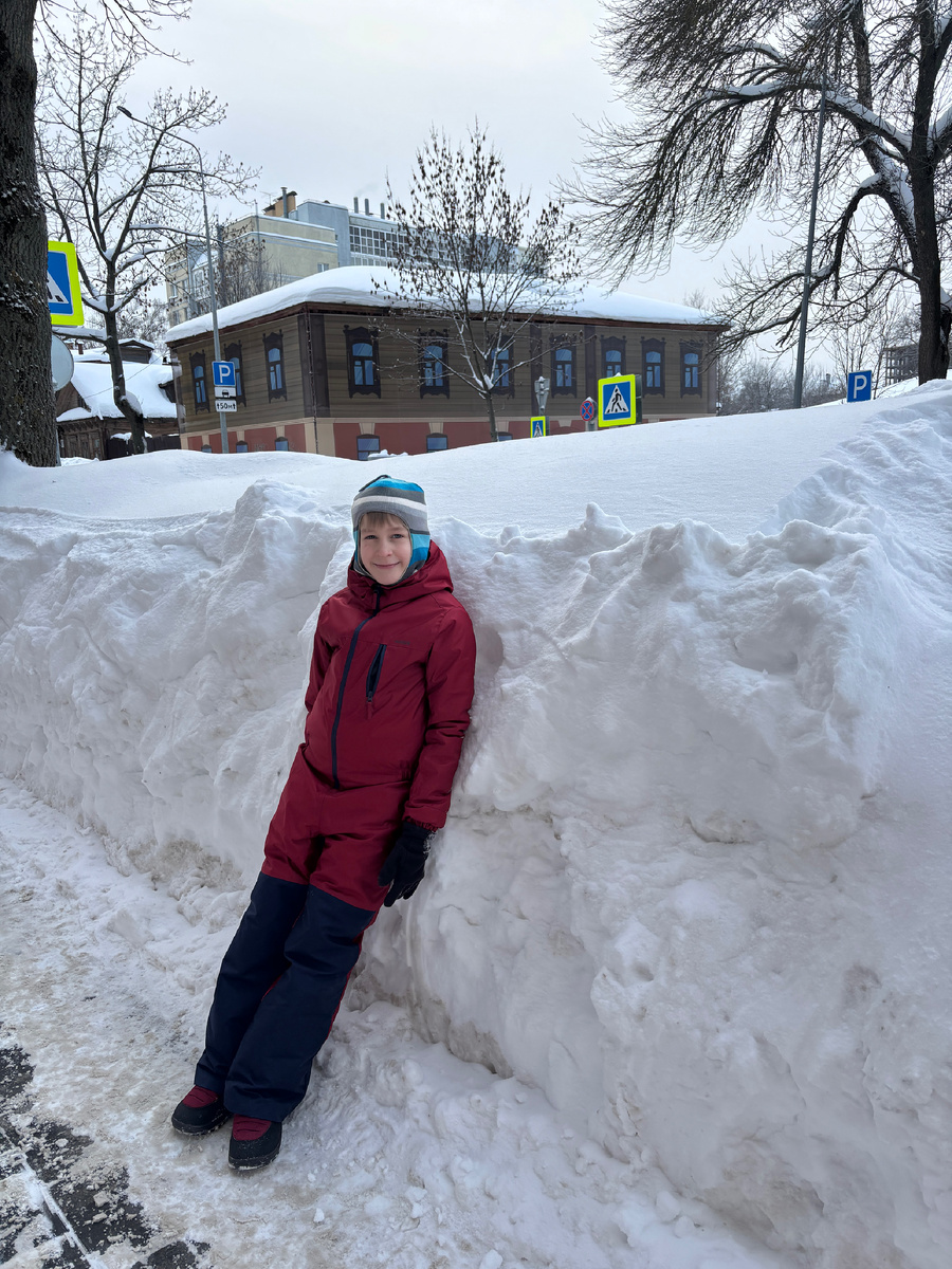 Фото автора. Когда сугробы выше тебя, любая дорога превращается в увлекательное приключение 