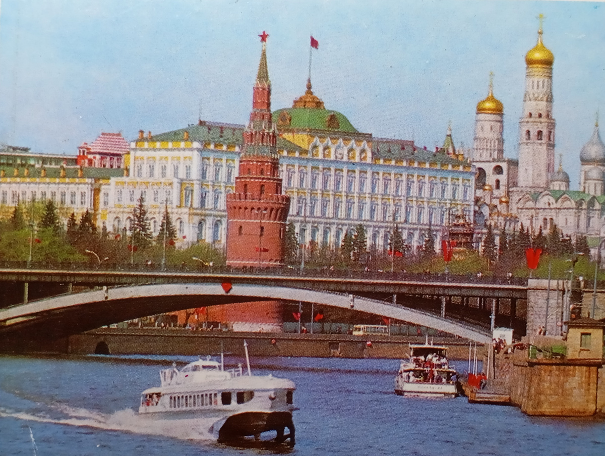                                                     Москва  в 80-е годы                                                                                                           По приезду  в Москву  гости столицы покупали  в метро   схемы  метрополитена  .                          