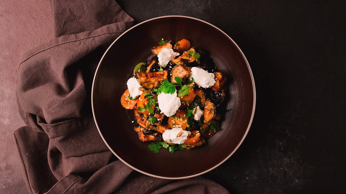 Салат с хрустящими баклажанами, приготовленными в аэрогриле.