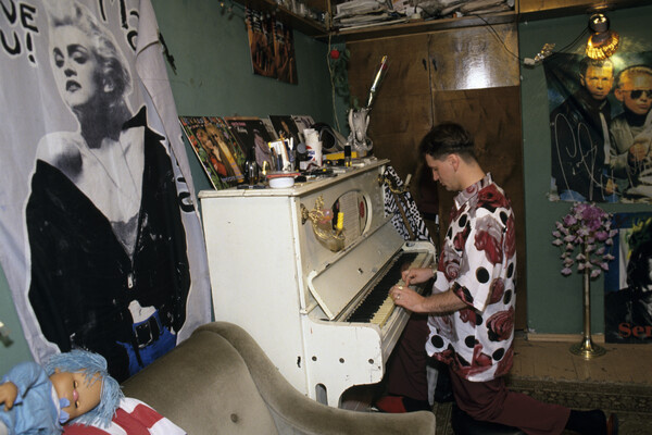    Певец Сергей Пенкин у себя дома, 1993 год / Владимир Вяткин/РИА Новости