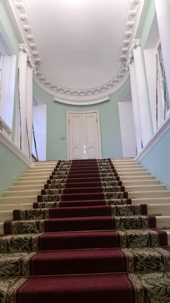 Парадная лестница. Ранее вела к кабинету хозяина, теперь - к кабинету главного редактора.