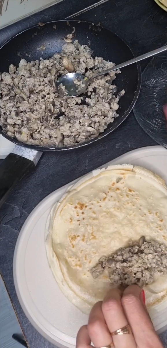 Блинчики с фаршем и грибами