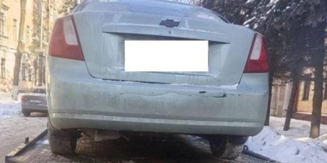 В Брянске из сквера Карла Маркса эвакуировали два автомобиля