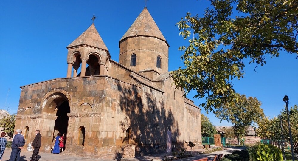 Путешествие по солнечной Армении, или о чем молчат камни. Церковь Шогакат: святыня, озаренная небесным светом.