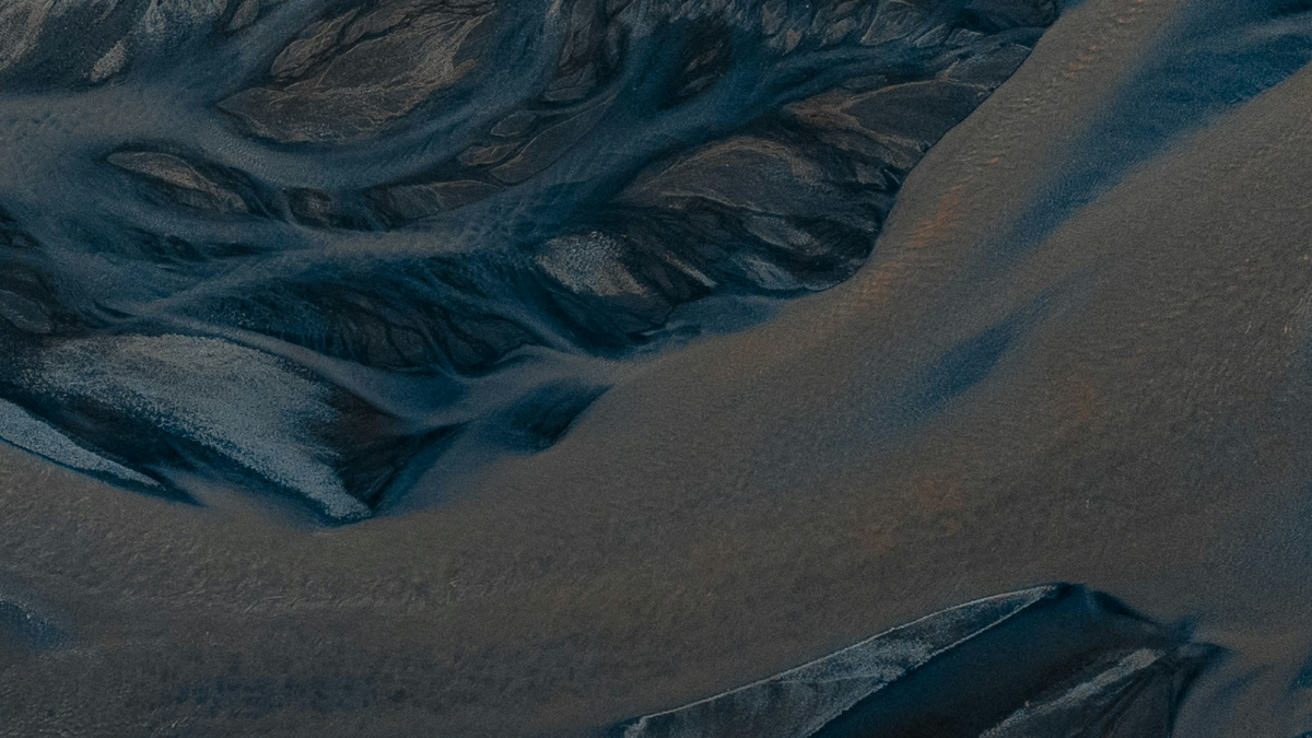 Сверху это похоже на узор. А снизу на переезд целого мира