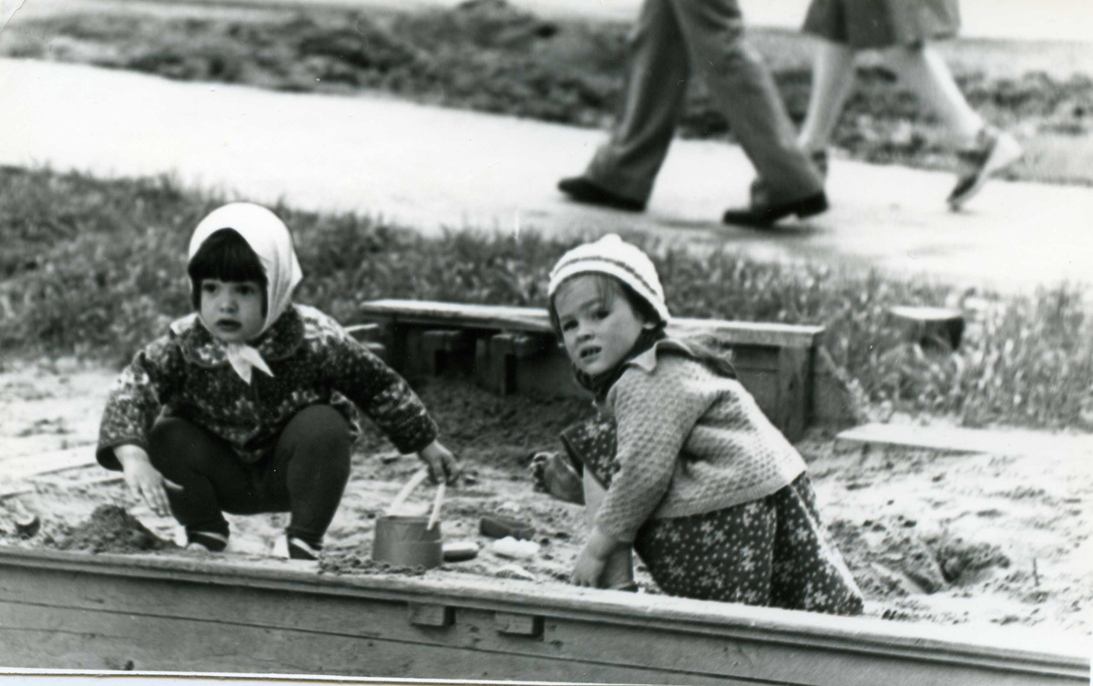 "Внучка с подружкой. Песочница". 1979 год. Фото: В.Скворцов.
