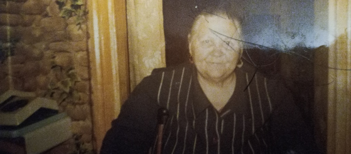 И бабуля улыбается, глядя на нас уже повзрослевших. Перенеслась в те дни, когда все спешили к бабушке в гости