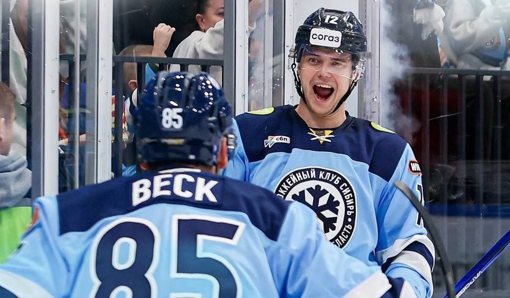    Нападающий «Сибири» Тэйлор Бек (слева) празднует заброшенную шайбу в ворота «Сочи» 10 февраля.ХК «Сибирь»