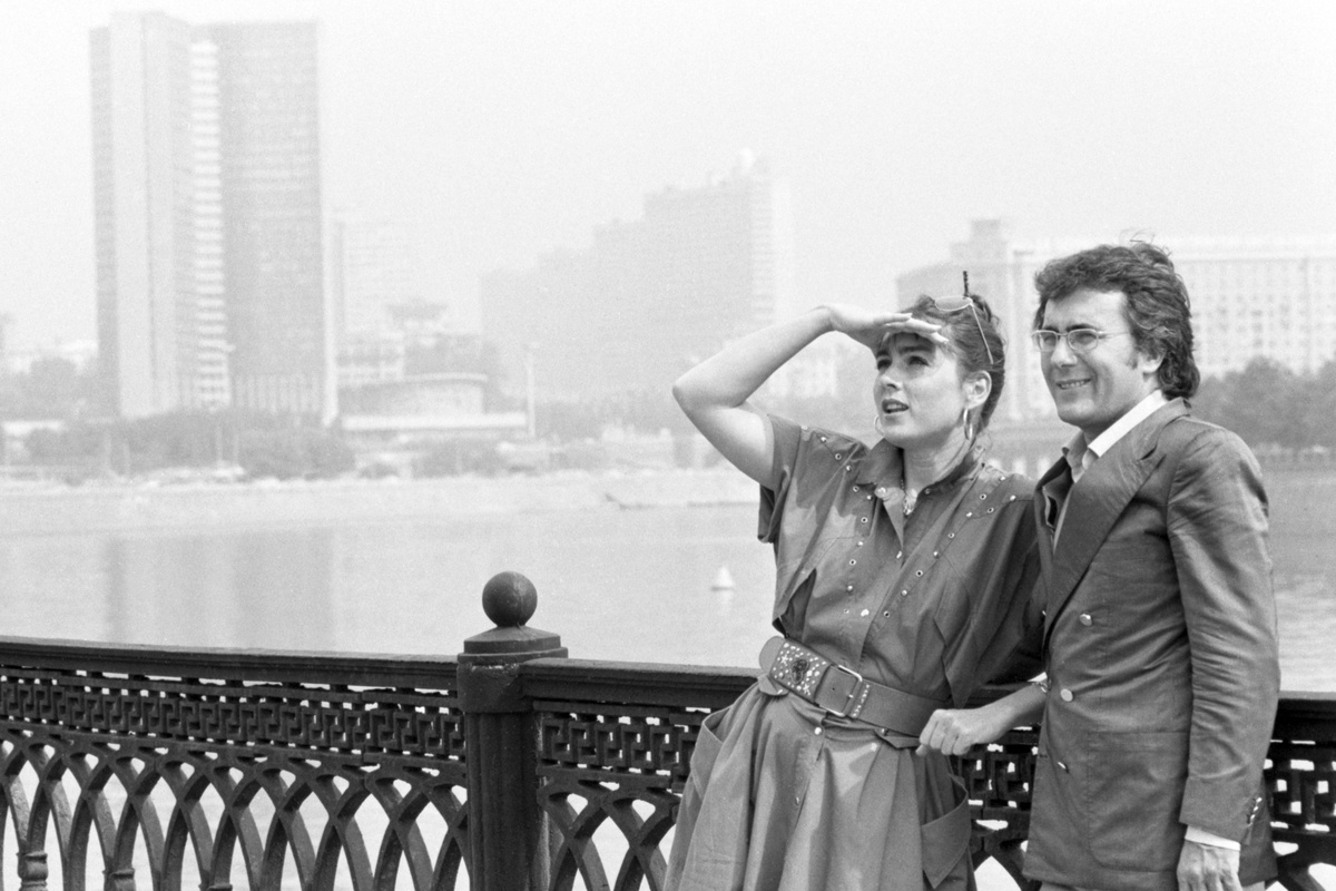    25 июля 1986 год. Москва. Аль Бано и Ромина Пауэр во время прогулки по набережной Тараса Шевченко. /Николай Малышев, Александр Сенцов/ТАСС
