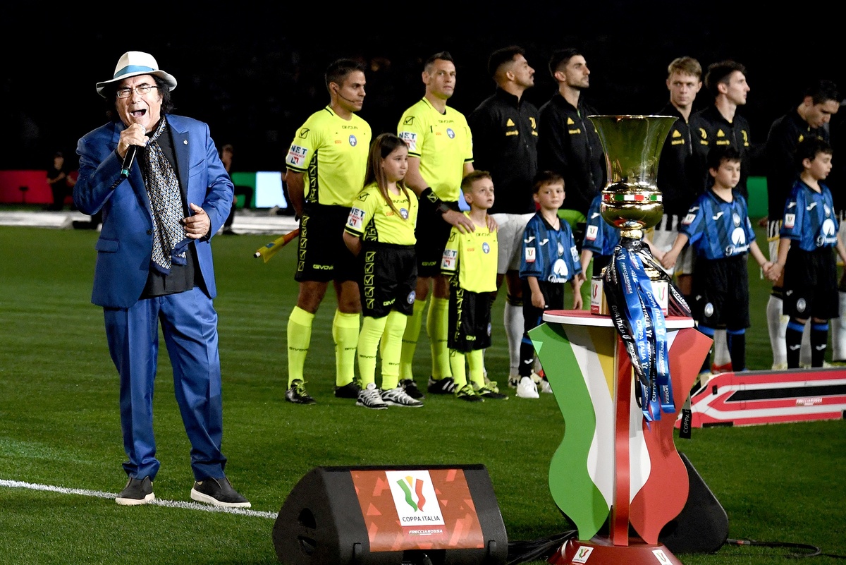    Аль Бано поет национальный гимн Италии перед финалом Кубка Италии между на Олимпийском стадионе в Риме 15 мая 2024 года./ Isabella BONOTTO / AFP