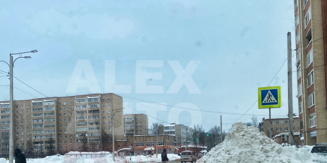 «А еще коммунальщики завалили пешеходный переход на Жулева снегом
