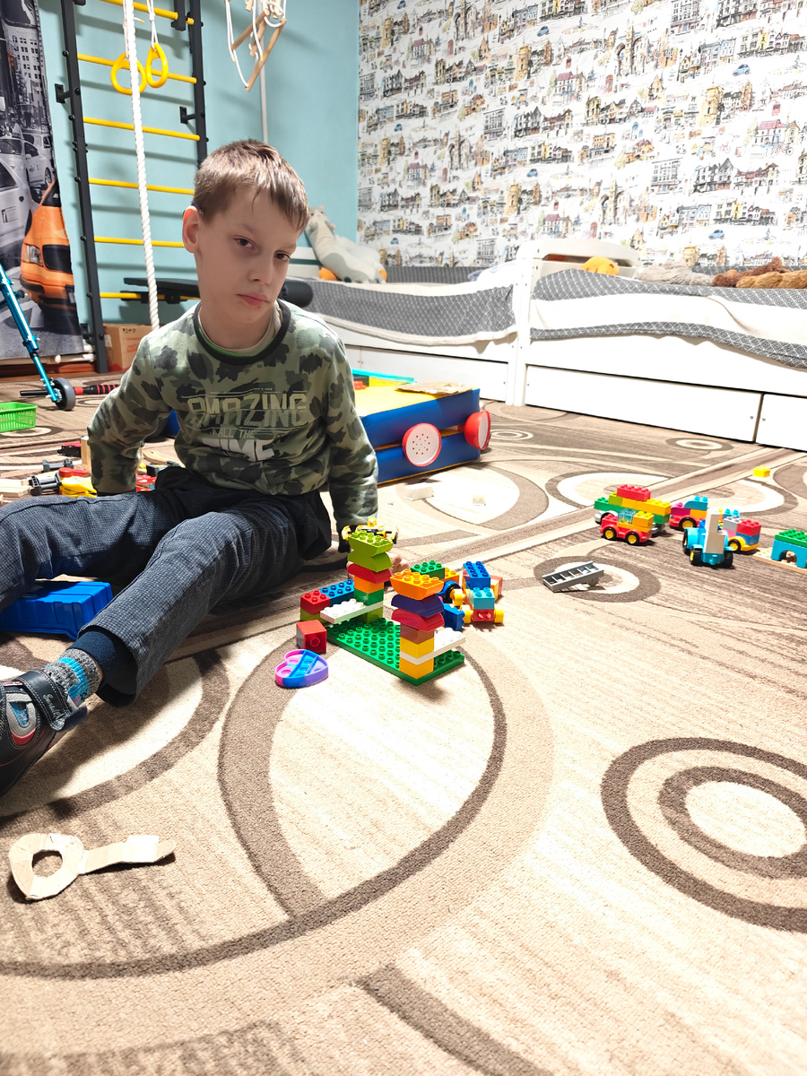 Сеня играет в лего