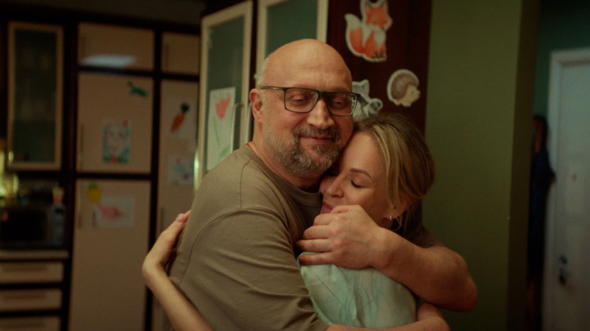    Фото: Кадр из х/ф «Тюльпаны», реж.: Анна Кузнецова, Юлия Лысова, Юрий Коробейников, Юлия Узких, Владислав Иконников, 2026г.