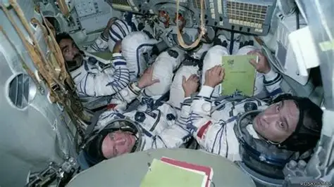 https://tse4.mm.bing.net/th/id/OIP.SwryG5SUk57yq247I-gpQgHaEK?rs=1&pid=ImgDetMain&o=7&rm=3 В тесном модуле в таком вот положении космонавты провели больше суток - возникла внештатная ситуация - после отделения бытового отсека начали сбоить датчики ориентации и тормозные двигатели. Моманд принимал непосредственное участие в решении проблемы - все остались живыи смогли вернуться на землю. 