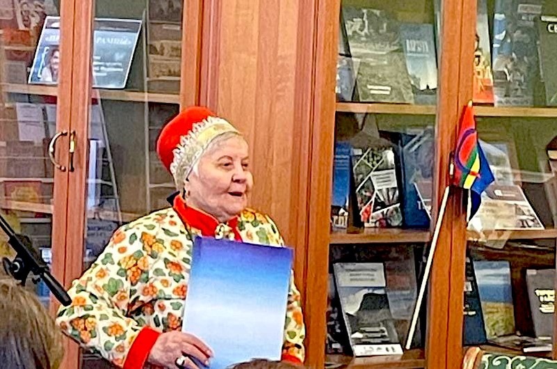 Выступление на литературной встрече. Фото: Министерство внутренней политики Мурманской области. Источник: gov-murman.ru