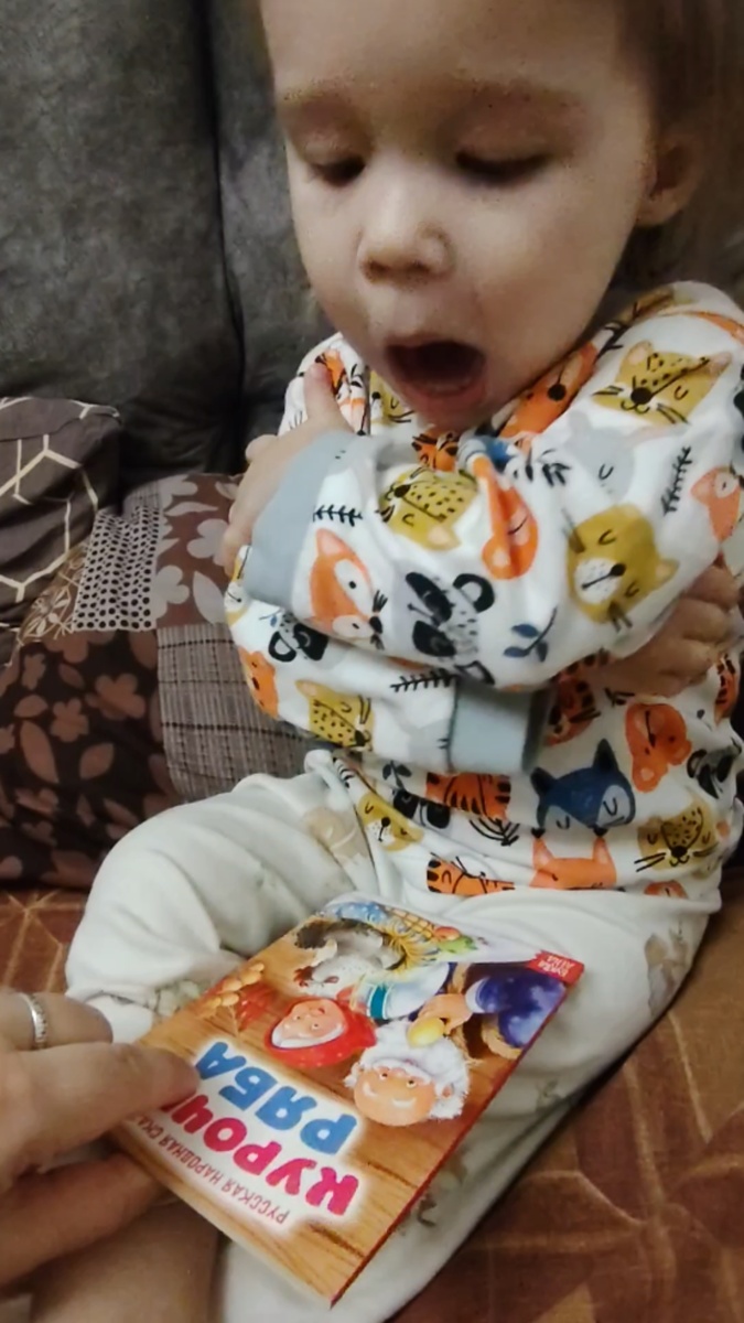 Сначала Ксеню научили прикладывать палец к губам, а потом стали учить убирать руки. Теперь в момент старания Ксеня так убирает руки... 