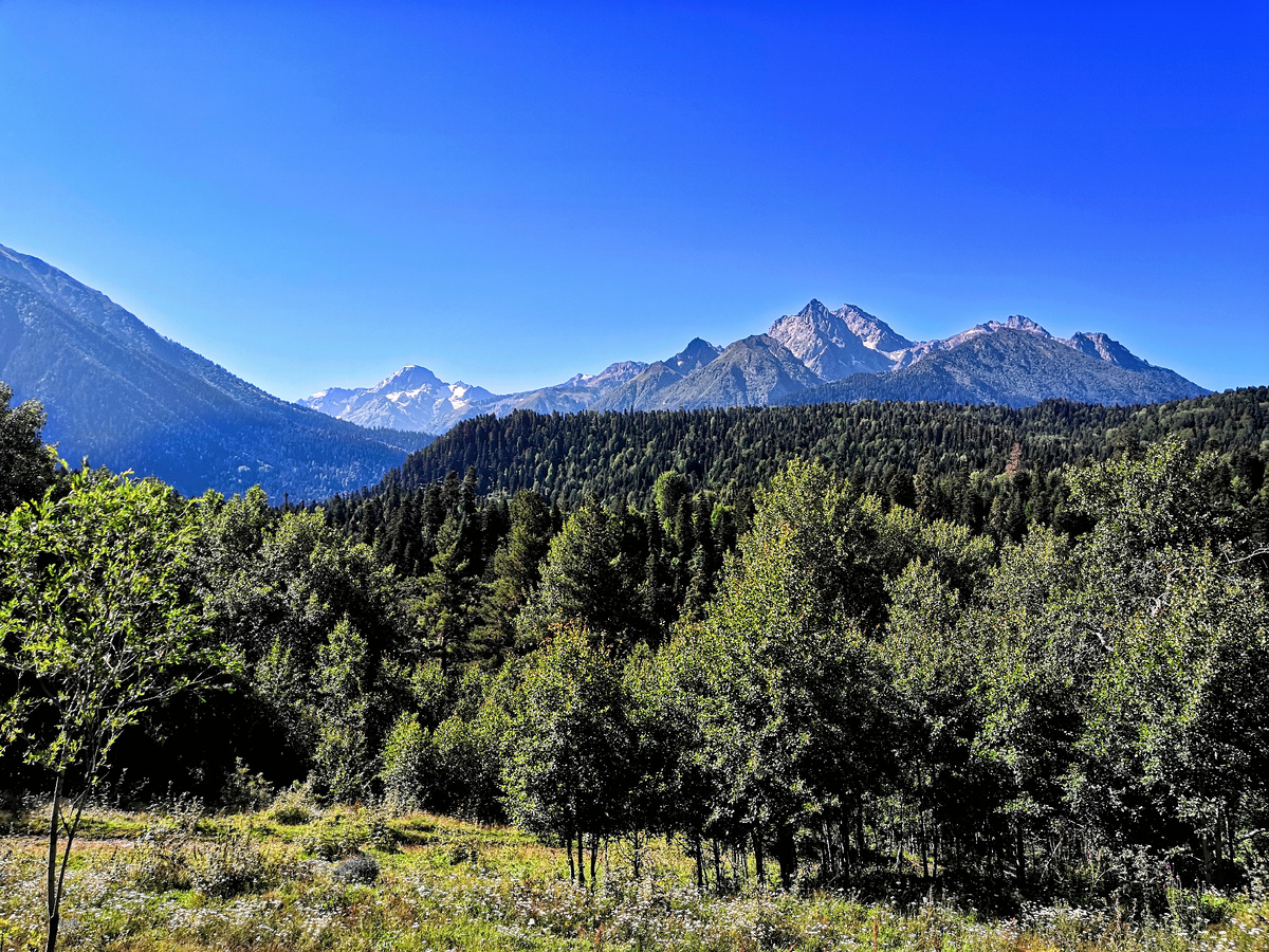 Вид на горы с вершины перевала Пхия недалеко от Архыза. Карачаево-Черкесская республика. Фото автора