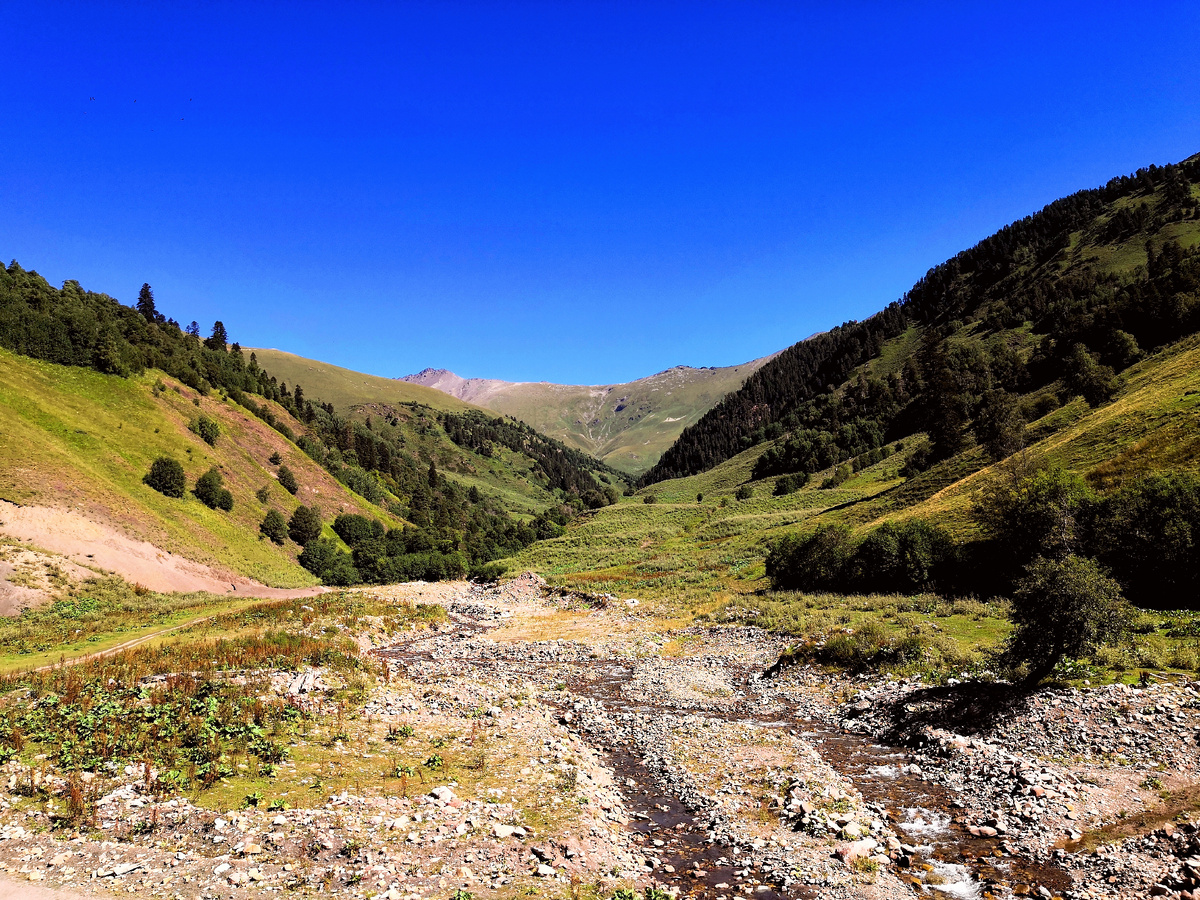 Вид на долину с вершины перевала Пхия недалеко от Архыза. Карачаево-Черкесская республика. Фото автора