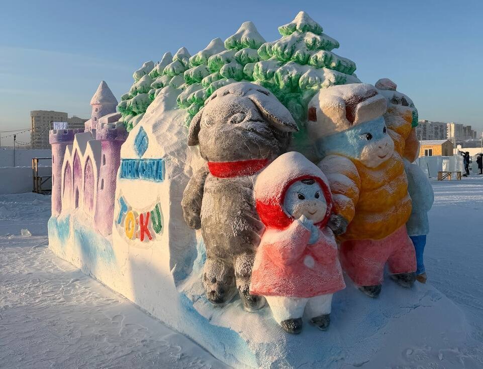 Снежная входная группа с героями якутского мульсериала «Тооку». Фото: корпорация развития РС(Я). Источник: exo-ykt.ru