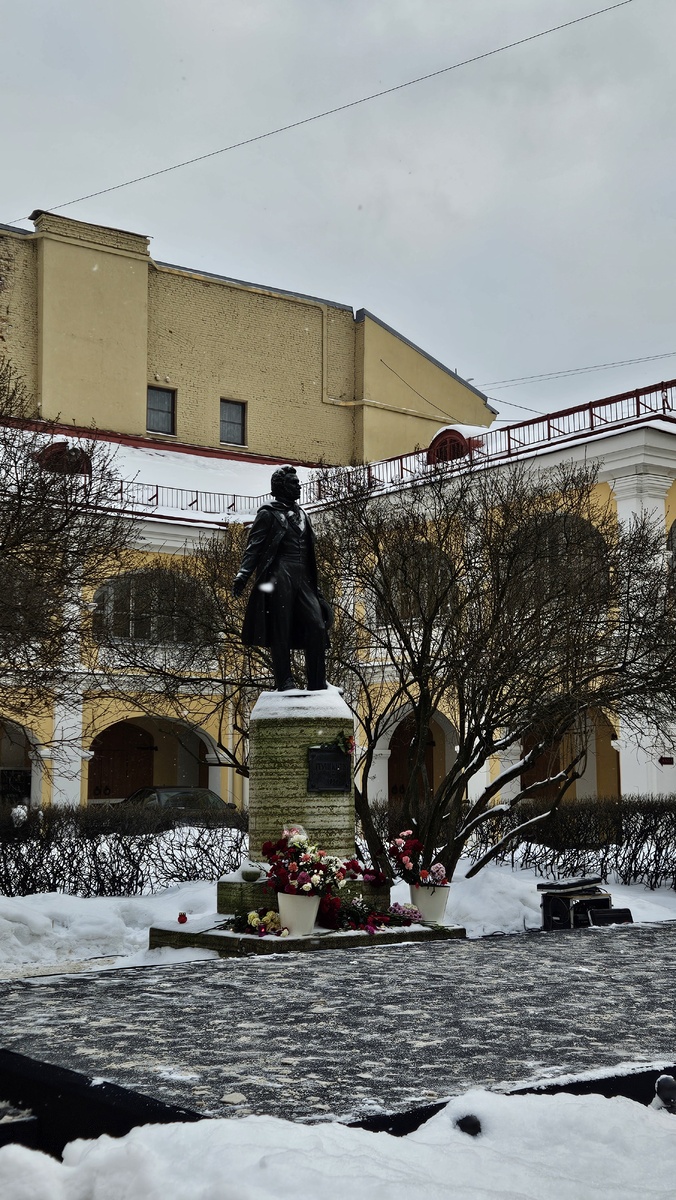 Памятник Пушкину на территории музея на набережной реки Мойки, 12. (фотография автора)