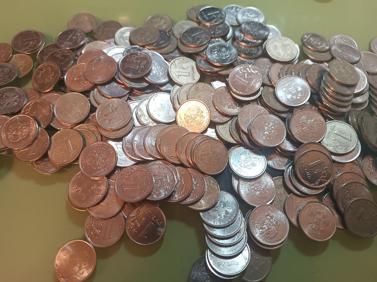 Россыпь однорублёвых монет