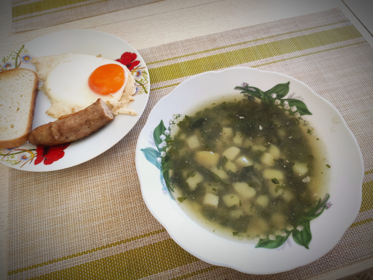 Обед. Бабушка у нас добрая, хорошая. Мы когда в школу ходили, она по утрам готовила одному брату жаренную картошку, а другому кашу манную 😊 я ела и картошку и кашу утром, так как и то и другое любила 😁