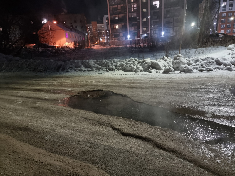   Вонючая река разлилась у Дома мод в ПетрозаводскеИрина Яковлева
