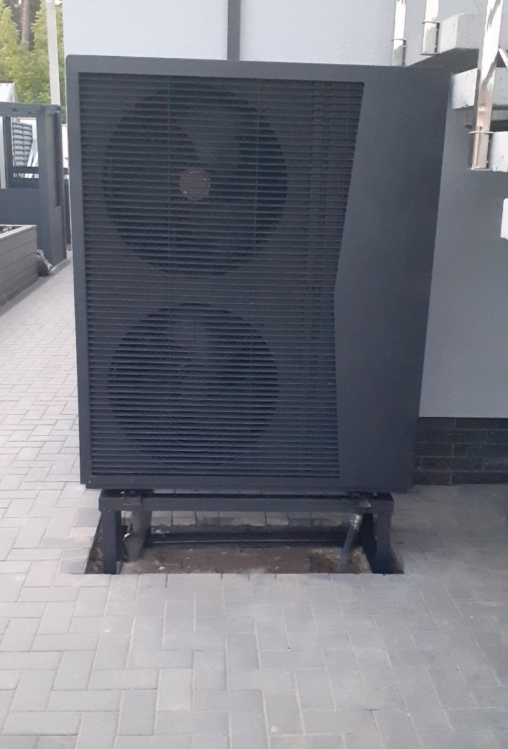 Воздушный тепловой насос воздух-вода.