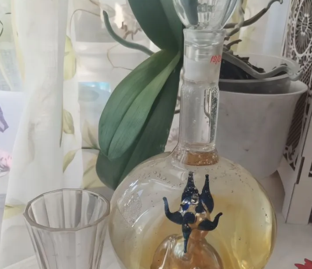 Чёртик, живущий в советском графине