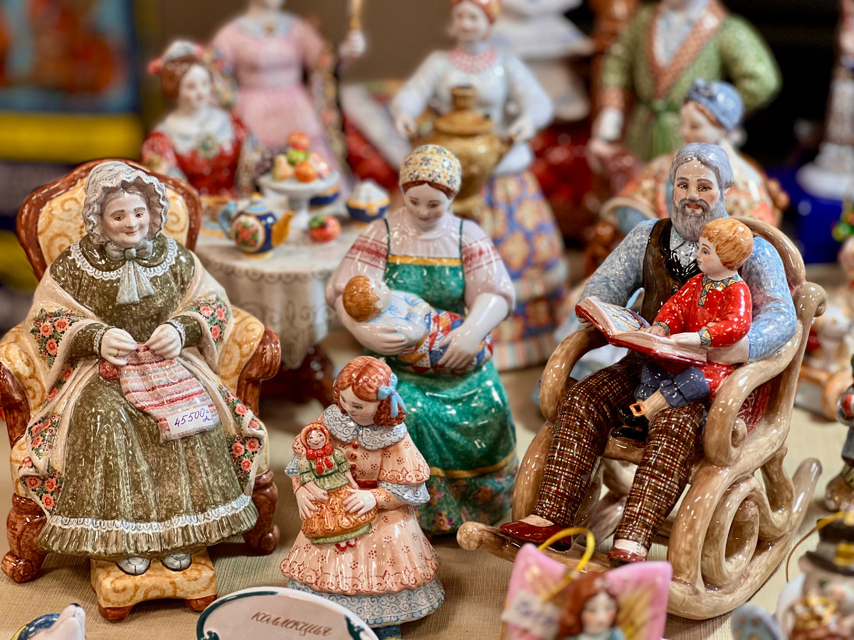 Дедушка и внучек. Майолика. Фото автора канала