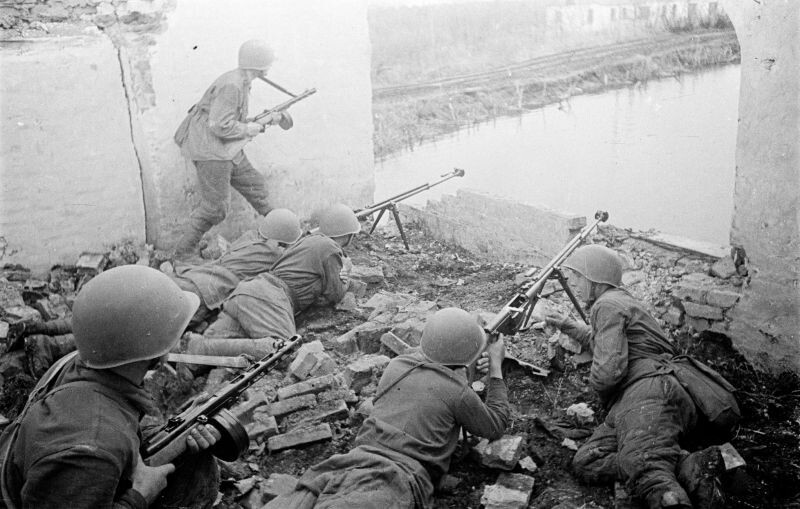Советские бронебойщики на южной окраине Воронежа. Автор: Семен Фридлянд
