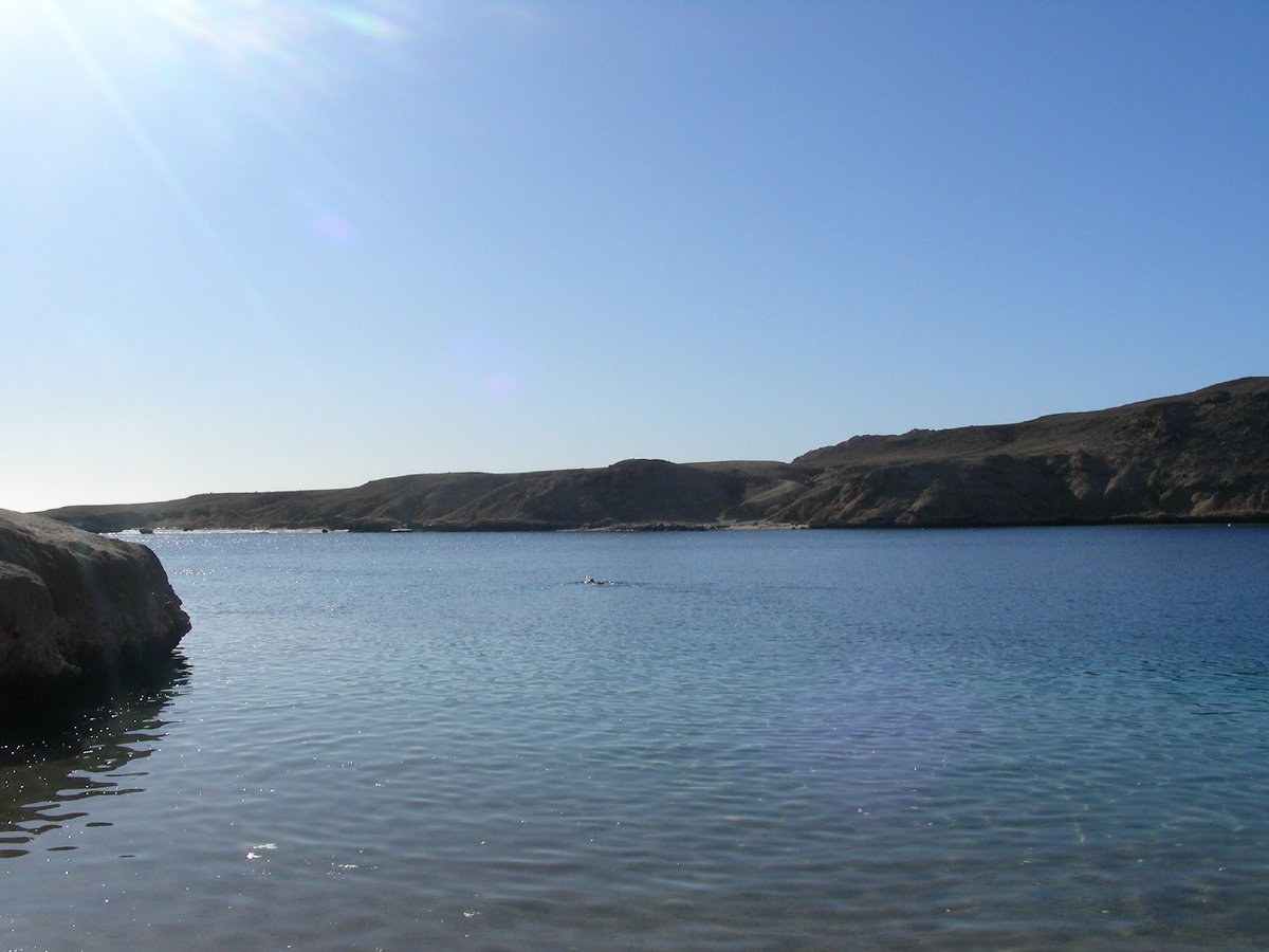 Из самой Эль Гуны у меня фото не сохранились, это фото - тоже пригород Хургады, немного южнее. На Эль Гуну похоже.