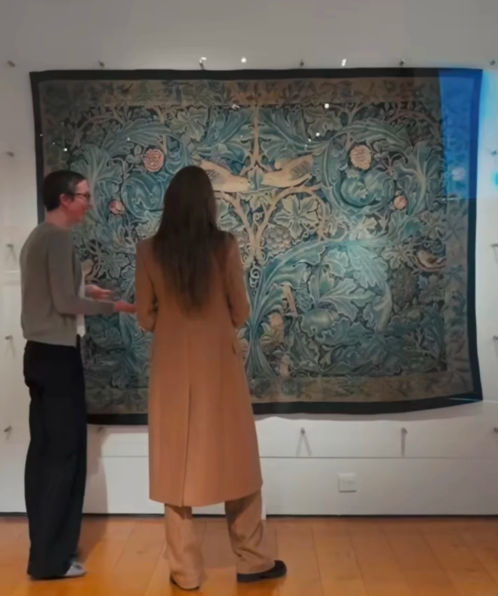 Герцогиня Кембриджская смотрит на гобелен с розами и вьющейся листвой, 1879 год. Шерсть с добавление шелка на хлопковой основе. Фотография из открытого источника. 