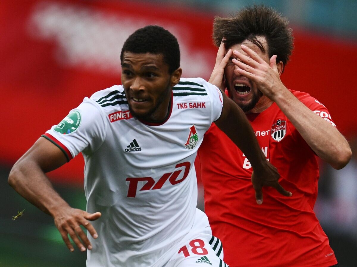    Игрок ФК "Локомотив" Марк Мампасси (слева) в матче 6-го тура чемпионата России по футболу среди клубов Премьер-лиги сезона 2022/2023 между ФК "Химки" (Химки) и ФК "Локомотив" (Москва). | © РИА Новости / Владимир Астапкович