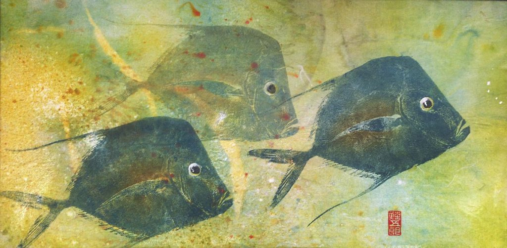 «Из ниоткуда» – Атлантичская рыба-собака Chokusetsu-ho (прямой способ печати гётаку) на бумаге васи, натянутой на холст. Видно, что кроме изображения самих рыб, есть и цветной фон. Фото с сайта stormtreestudio.com
