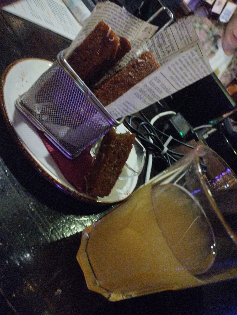 Пить вкуснейшее пиво и не забыть о чаевых( 19 перекрывает поток себе жадностью и скупостью)