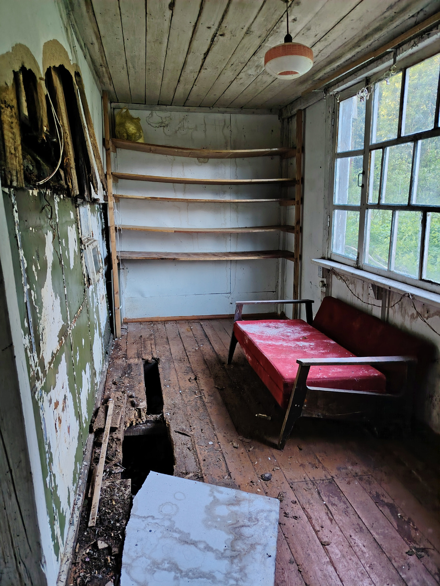 времянка после уборки хлама...