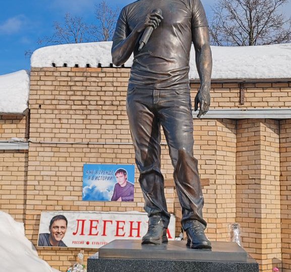 Неугасающая звезда: Могила Юрия Шатунова в наши дни | Троекуровское кладбище