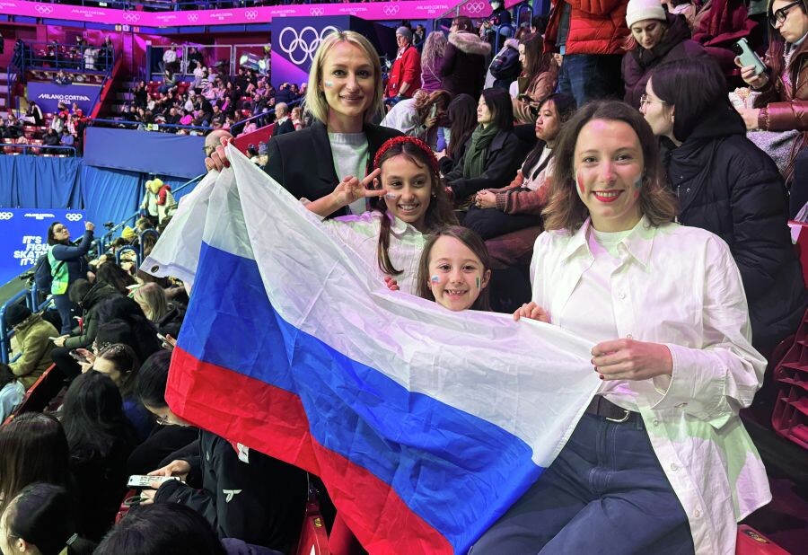    Российские болельщики на трибуне во время выступления спортсменов с короткой программой мужского одиночного катания на XXV зимних Олимпийских играх в Милане / Источник: © Александр Логунов/РИА Новости