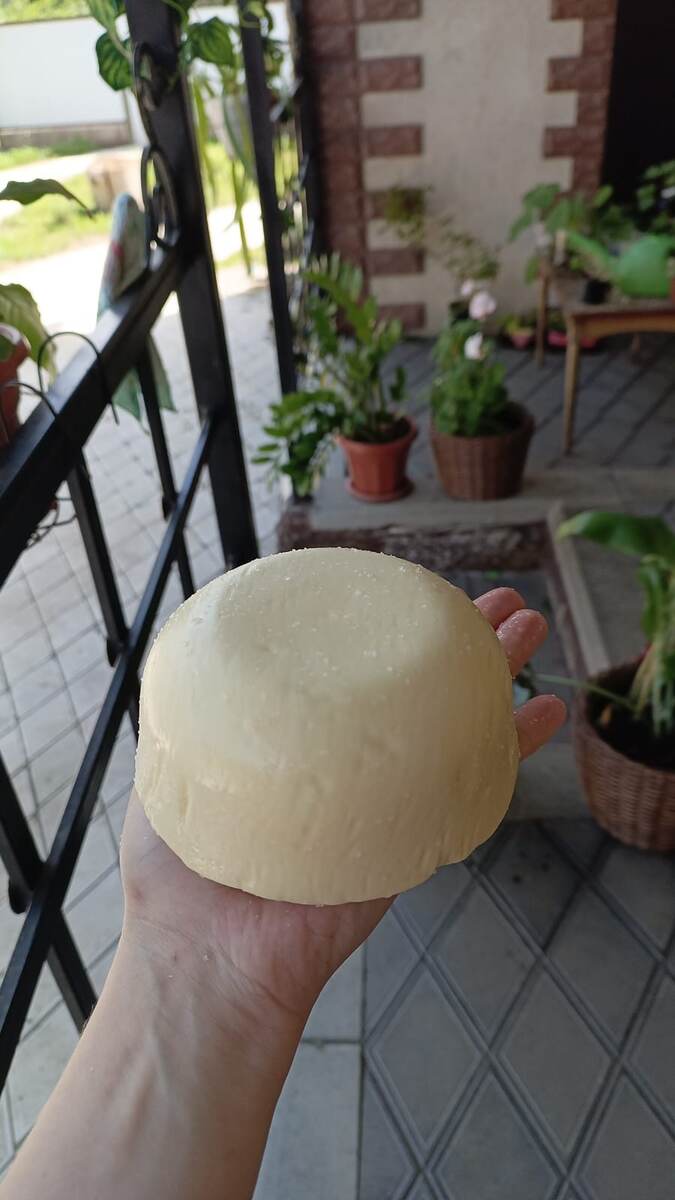 5 л молока поместилось на ладони