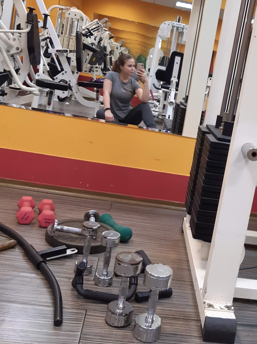 Это я зимой 2021 года в самом дешёвом районном фитнесе через дорогу от дома. Я туда ходила только в середине дня (т.е. сразу после уроков), чтобы не стоять в очереди к тренажёрам