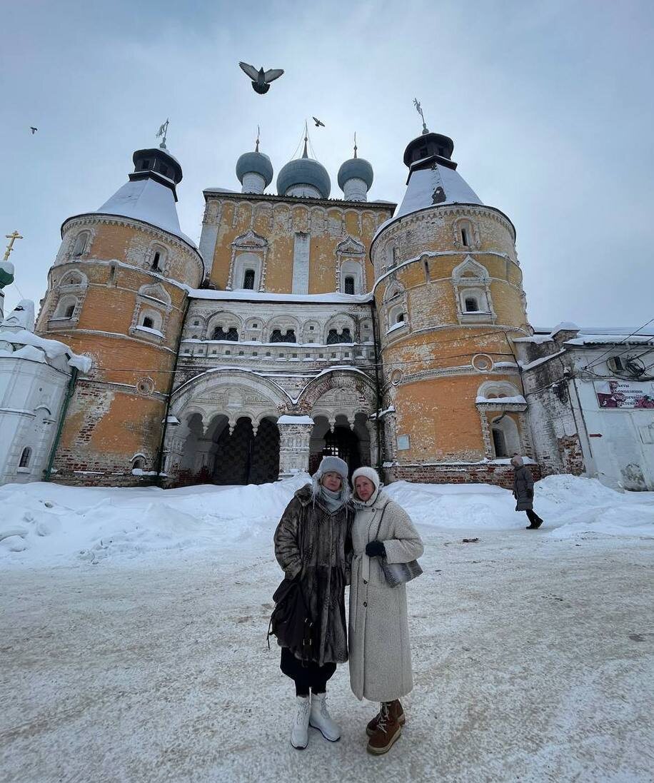 Елена Козенкова и Ольга Моисеева у вопрот Борисоглебского монастыря