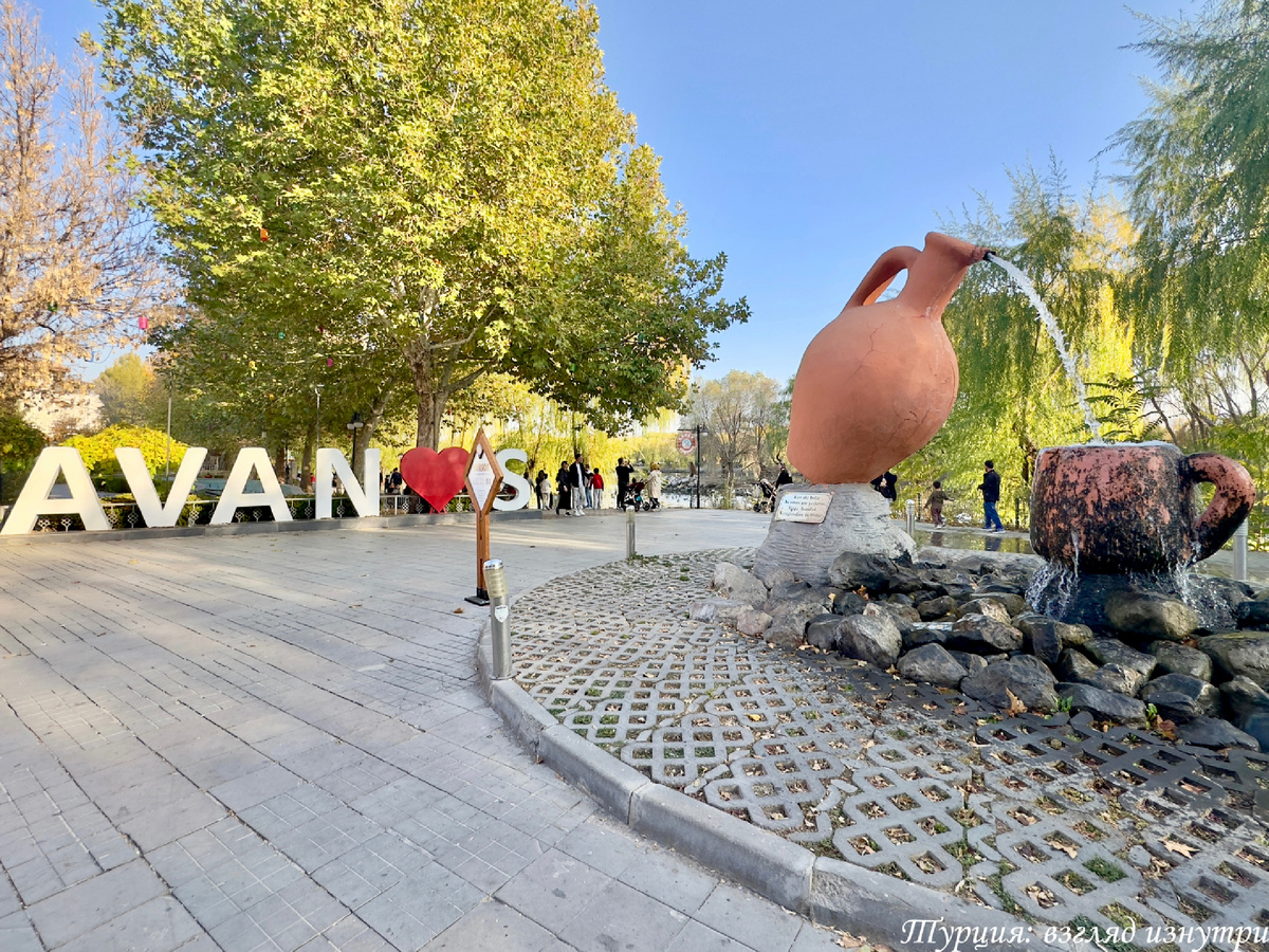 Площадь Аваноса и ее главный символ — гончарное мастерство