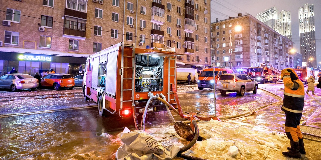 Два человека госпитализированы после пожара в доме в центре Москвы