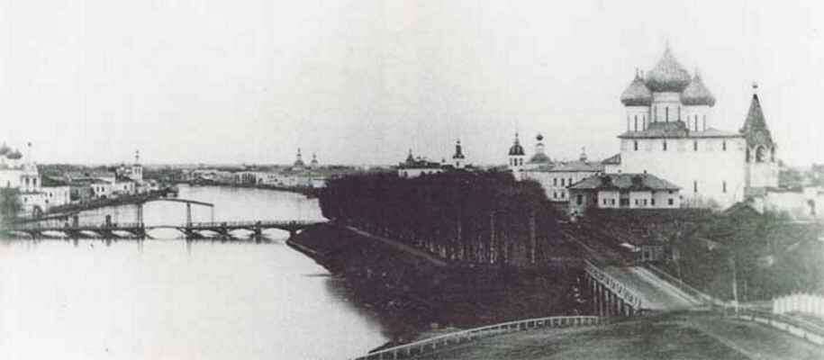 Ранний снимок Вологды, сделанный в 1860-х с каланчи 2-й полицейской части. Через реку проложен Соборный мост, открытый 9 апреля 1847 года. Его центральная часть разводилась для прохода судов. Колокольня собора запечатлена еще шатровой. В 1869-1870 ее перестроят по проекту архитектора Шильдкнехта в псевдоготическом стиле. Крупное кирпичное здание справа от сквера на Соборной горке - дом причта Софийского собора (1844).