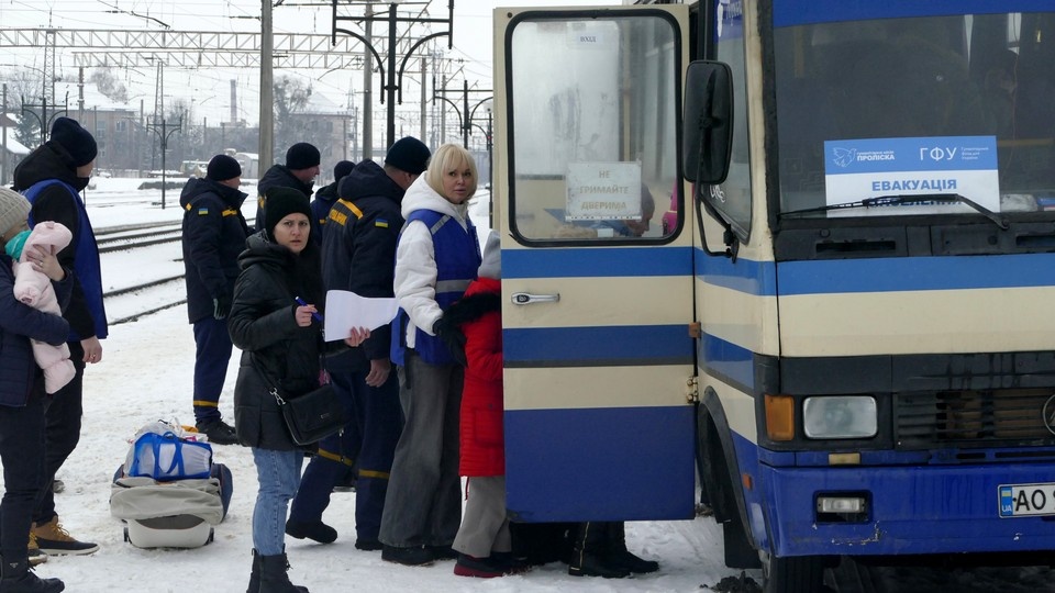    Рада приняла закон о принудительной эвакуации детей из зон боевых действий GLOBAL LOOK PRESS