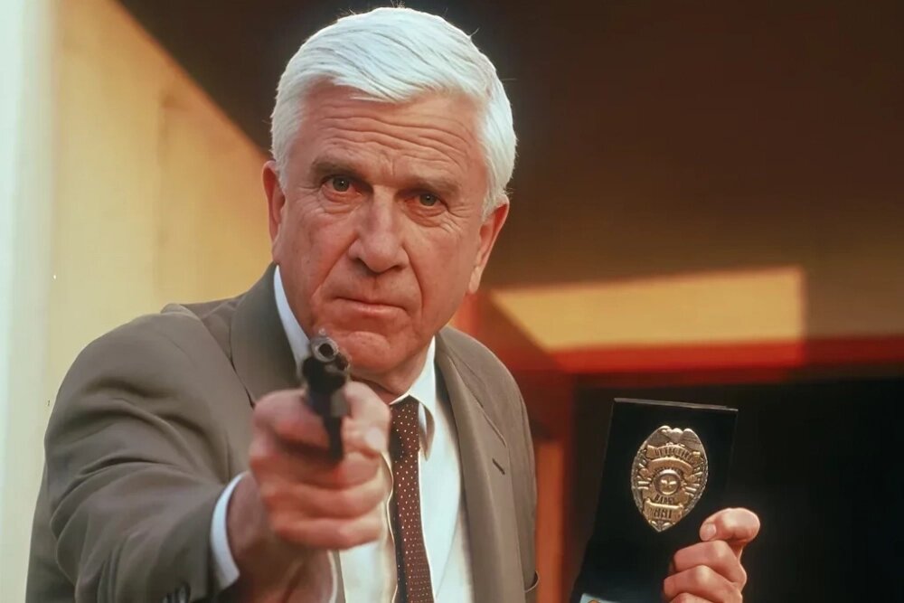    Лесли Нильсен исполнил главную роль — лейтенанта Фрэнка Дребина — в американской комедии в жанре пародии «Голый пистолет» 1988 года. Кадр из фильма