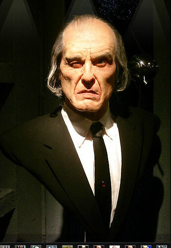 Актер Ангус Скримм.Рост 193см.