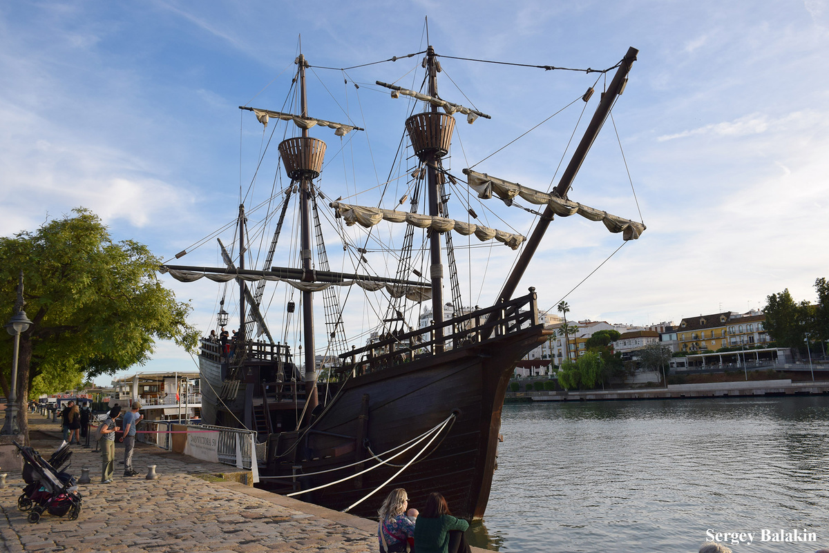 Реплика парусника «Виктория» у набережной в Севилье, ноябрь 2025 г. Фото автора
